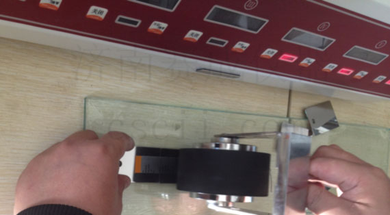 運(yùn)用濟(jì)南賽成CZY-6S持粘性檢測儀，測試不干膠標(biāo)簽持粘性試驗